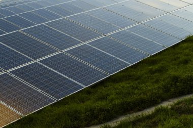 Normandy, Fransa için bulutlu gökyüzü ile gündoğumu, güneş panelleri. Güneş enerjisi, modern elektrik enerjisi üretim teknolojisi, yenilenebilir enerji kavramı. Çevre dostu elektrik üretimi