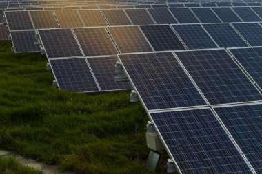 Normandy, Fransa için bulutlu gökyüzü ile gündoğumu, güneş panelleri. Güneş enerjisi, modern elektrik enerjisi üretim teknolojisi, yenilenebilir enerji kavramı. Çevre dostu elektrik üretimi