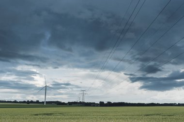 Normandy, Fransa için yeşil tarım alanlarındaki rüzgar türbini elektrik enerjisi üretimi için. Yenilenebilir enerji kaynakları, endüstriyel tarım kavramı. Çevre dostu enerji üretim