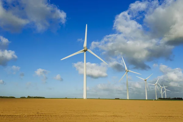 Ветряные турбины электростанции для производства электроэнергии в Нормандии, Франция. Концепция возобновляемых источников энергии. Сельскохозяйственные поля. Экологически чистое производство электроэнергии. Toned — стоковое фото