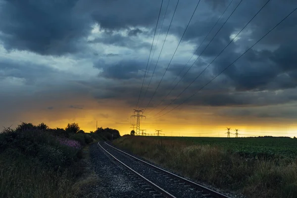 Yüksek gerilim enerji hatları ve enerji nakil direkleri gün batımında. Polonyalılar ve genel gider güç hatları siluetleri dusk içinde. Elektrik üretim ve dağıtım. Elektrik Sanayi ve doğa kavramı