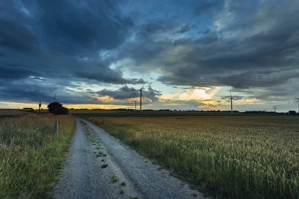 Turbine eoliche per la produzione di energia elettrica in campi agricoli verdi in Normandia, Francia. Fonti energetiche rinnovabili, concetto di agricoltura industriale. Produzione energetica rispettosa dell'ambiente — Foto Stock