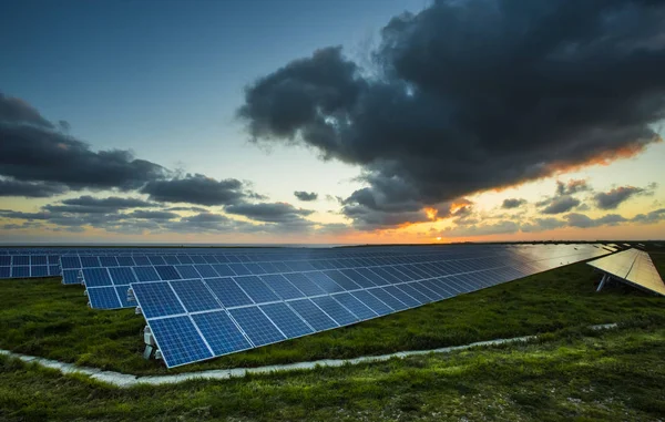 Solpaneler i soluppgången med molnig himmel i Normandie, Frankrike. Solenergi, moderna elkraft produktionsteknik, förnybar energikoncept. Miljövänlig elproduktion — Stockfoto