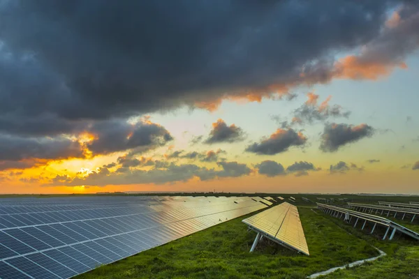 ノルマンディー、フランスの曇り空で日の出の太陽電池パネル。太陽エネルギー、モダンな電力生産技術、再生可能エネルギーの概念。環境に配慮した電力生産 — ストック写真