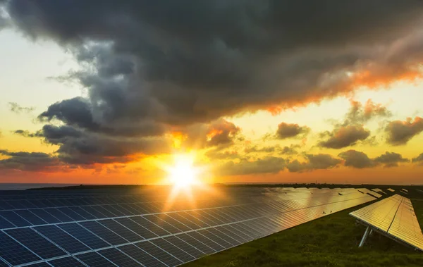 Solpaneler i soluppgången med molnig himmel i Normandie, Frankrike. Sol — Stockfoto