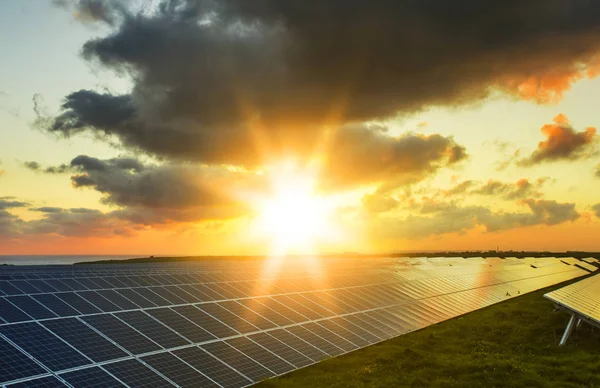 Normandy, Fransa için bulutlu gökyüzü ile gündoğumu, güneş panelleri. Sol