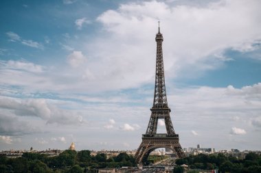 Eyfel Kulesi Tour Eiffel, Paris sembolü ve bulutlu gökyüzü güneşli bir günde Fransa, ikonik Simgesel Yapı. Seyahat Yerler Avrupa'nın ünlü turistik yerler ve romantik. Şehir hayatı ve Turizm kavramı