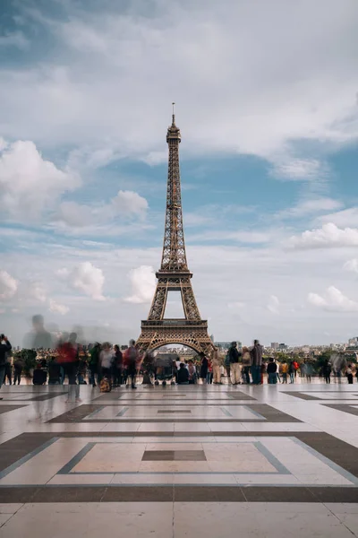 Eiffelturm, Symbol von Paris und Wahrzeichen Frankreichs, an einem sonnigen Tag mit Wolken am Himmel. berühmte touristische orte und romantische reiseziele in europa. Tourismuskonzept. Langzeitbelichtung — Stockfoto