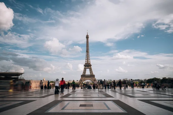 Eiffelturm, Symbol von Paris und Wahrzeichen Frankreichs, an einem sonnigen Tag mit Wolken am Himmel. berühmte touristische orte und romantische reiseziele in europa. Tourismuskonzept. Langzeitbelichtung — Stockfoto