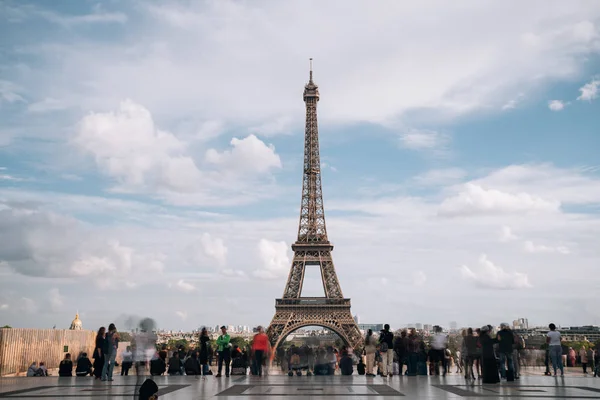 Eiffelturm, Symbol von Paris und Wahrzeichen Frankreichs, an einem sonnigen Tag mit Wolken am Himmel. berühmte touristische orte und romantische reiseziele in europa. Tourismuskonzept. Langzeitbelichtung — Stockfoto