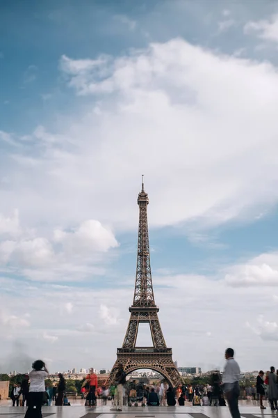 Eiffelturm, Symbol von Paris und Wahrzeichen Frankreichs, an einem sonnigen Tag mit Wolken am Himmel. berühmte touristische orte und romantische reiseziele in europa. Tourismuskonzept. Langzeitbelichtung — Stockfoto