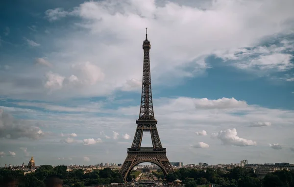 Eiffeltoren, Parijs symbool en iconische mijlpaal in Frankrijk, op een zonnige dag met wolken in de lucht. Bekende toeristische plaatsen en romantische reizen bestemmingen in Europa. Stad leven en toerisme concept — Stockfoto