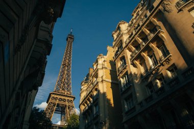 Eyfel Kulesi Tour Eiffel, Paris sembolü ve Fransa ve konut güneşli bir ikonik Simgesel Yapı. Seyahat Yerler Avrupa'nın ünlü turistik yerler ve romantik. Şehir hayatı ve Turizm kavramı