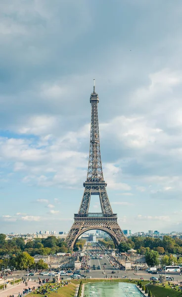 Torre Eiffel, símbolo de Paris e marco icônico na França, em um dia ensolarado com nuvens no céu. Lugares turísticos famosos e destinos de viagem românticos na Europa. Conceito de vida urbana e turismo — Fotografia de Stock