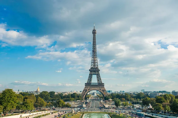 Tour Eiffel, symbole de Paris et monument emblématique en France, par une journée ensoleillée avec des nuages dans le ciel. Lieux touristiques célèbres et destinations touristiques romantiques en Europe. Vie urbaine et concept touristique — Photo
