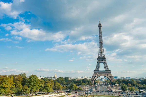 Torre Eiffel, símbolo de Paris e marco icônico na França, em um dia ensolarado com nuvens no céu. Lugares turísticos famosos e destinos de viagem românticos na Europa. Conceito de vida urbana e turismo — Fotografia de Stock