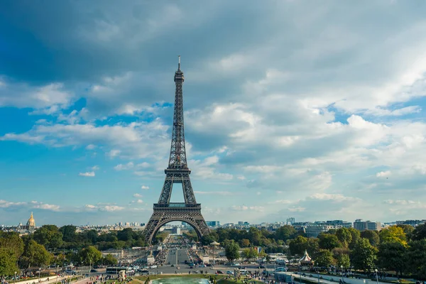 Wieża Eiffla, symbol Paryża i słynnym wieżowcu we Francji, w słoneczny dzień z chmury na niebie. Znanych miejsc turystycznych i romantycznych podróży w Europie. Koncepcja życia i turystyki miasta — Zdjęcie stockowe
