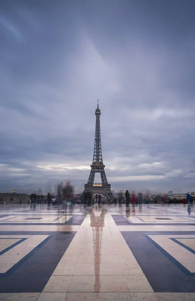 Torre Eiffel, simbolo di Parigi e simbolo iconico della Francia, in una giornata nuvolosa. Paesaggio urbano crepuscolare. Luoghi turistici famosi e mete turistiche romantiche in Europa. Concetto turistico. Lunga esposizione. Tonica — Foto Stock