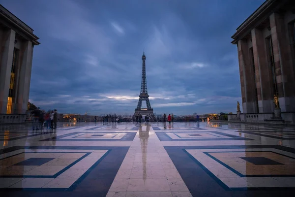 Torre Eiffel, simbolo di Parigi e simbolo iconico della Francia, in una giornata nuvolosa. Paesaggio urbano crepuscolare. Luoghi turistici famosi e mete turistiche romantiche in Europa. Concetto turistico. Lunga esposizione. Tonica — Foto Stock