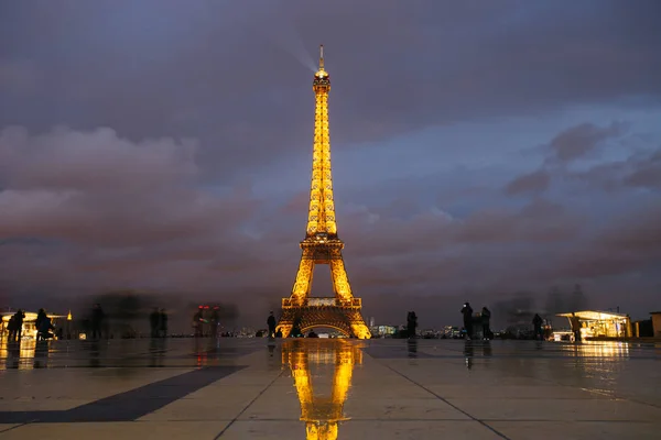 París - OCT 2016. Las luces de la Torre Eiffel por la noche, símbolo de París y punto de referencia icónico en Francia. Lugares turísticos famosos, destinos turísticos románticos en Europa y el concepto de turismo. Larga exposición — Foto de Stock