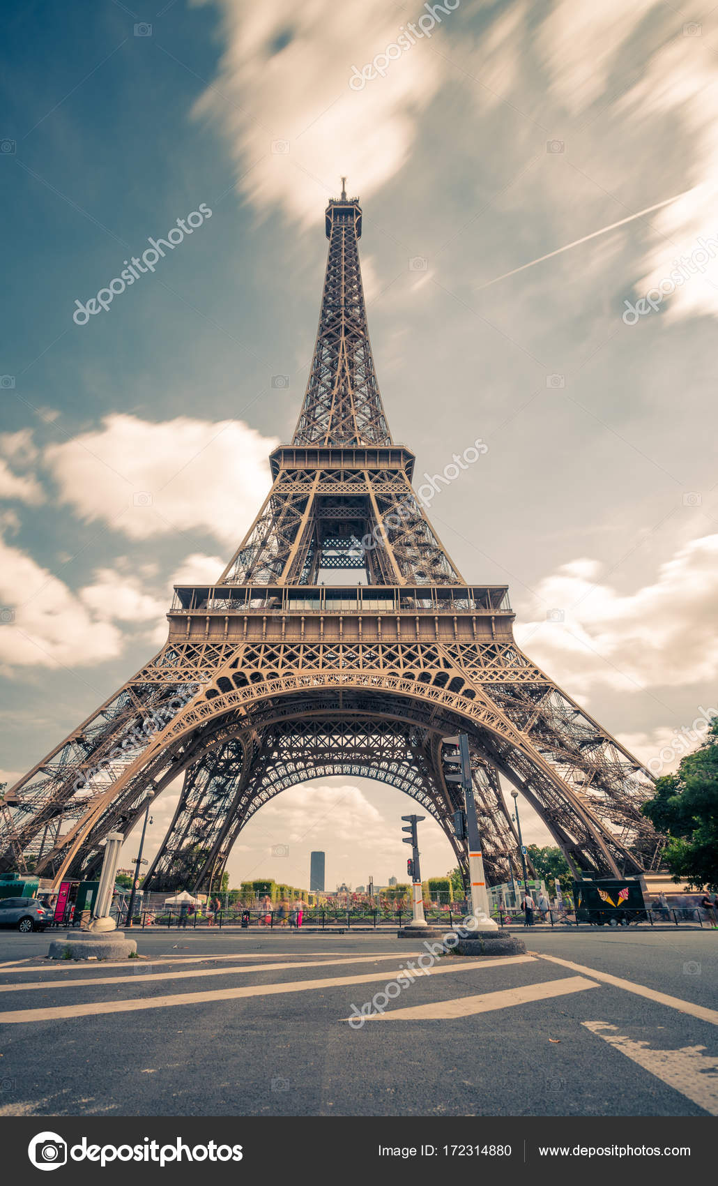 エッフェル塔、パリのシンボル、空には雲が晴れた日にフランスでは、象徴的なランドマーク。有名な観光場所とロマンチックな