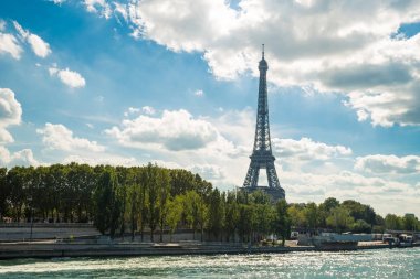 Eyfel Kulesi yakınında Seine Nehri, Paris sembolü ve parlak güneşli bir günde Fransa, ikonik Simgesel Yapı. Seyahat Yerler Avrupa'nın ünlü turistik yerler ve romantik. Şehir hayatı ve Turizm kavramı