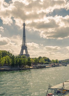 Eyfel Kulesi yakınında Seine Nehri, Paris sembolü ve parlak güneşli bir günde Fransa, ikonik Simgesel Yapı. Seyahat Yerler Avrupa'nın ünlü turistik yerler ve romantik. Şehir hayatı ve Turizm kavramı