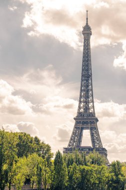 Eyfel Kulesi Tour Eiffel, Paris sembolü ve bulutlu gökyüzü güneşli bir günde Fransa, ikonik Simgesel Yapı. Seyahat Yerler Avrupa'nın ünlü turistik yerler ve romantik. Tatil ve Turizm kavramı