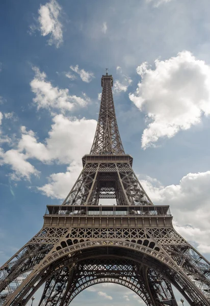 Eiffeltoren, Parijs symbool en iconische mijlpaal in Frankrijk, op een zonnige dag met wolken in de lucht. Bekende toeristische plaatsen en romantische reizen bestemmingen in Europa. Vakantie en toerisme concept — Stockfoto