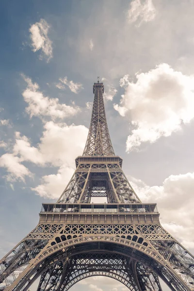 Eiffeltoren, Parijs symbool en iconische mijlpaal in Frankrijk, op een zonnige dag met wolken in de lucht. Bekende toeristische plaatsen en romantische reizen bestemmingen in Europa. Vakantie en toerisme concept — Stockfoto