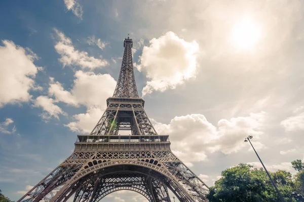 Eiffeltoren, Parijs symbool en iconische mijlpaal in Frankrijk, op een zonnige dag met zonnestralen in de hemel. Bekende toeristische plaatsen en romantische reizen bestemmingen in Europa. Stad leven en toerisme concept — Stockfoto