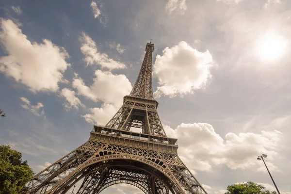 Eiffeltoren, Parijs symbool en iconische mijlpaal in Frankrijk, op een zonnige dag met zonnestralen in de hemel. Bekende toeristische plaatsen en romantische reizen bestemmingen in Europa. Stad leven en toerisme concept — Stockfoto