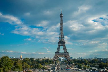 Eyfel Kulesi Tour Eiffel, Paris sembolü ve bulutlu gökyüzü güneşli bir günde Fransa, ikonik Simgesel Yapı. Seyahat Yerler Avrupa'nın ünlü turistik yerler ve romantik. Şehir hayatı ve Turizm kavramı