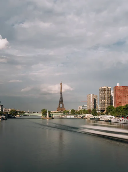 Eiffelova věž, slavný symbol Paříže a kultovní mezník ve Francii a obytných budov v blízkosti řeky Seiny na zamračený den. Populární Destinace v Evropě, turistiku a město splácení — Stock fotografie