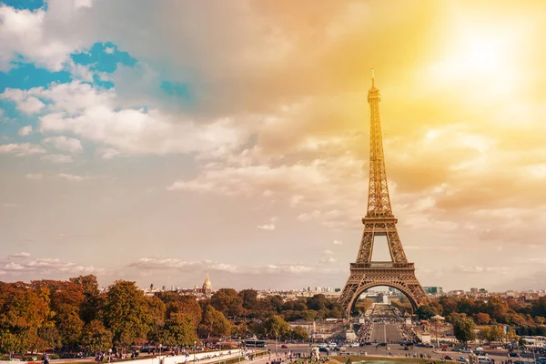 Tour Eiffel, symbole de Paris et monument emblématique en France, par une journée ensoleillée avec des rayons de soleil dans le ciel. Lieux touristiques célèbres et destinations touristiques romantiques en Europe. Vie urbaine et concept touristique — Photo