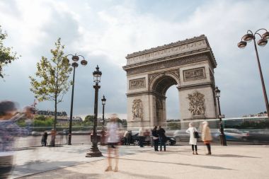 Ünlü zafer takı, zafer ve tarihsel miras sembolü. Paris, Fransa'nın ikonik Simgesel mimari yapı. Charles de Gaulle Meydanı. Şehir hayatı, turizm ve seyahat kavramı. Uzun pozlama.