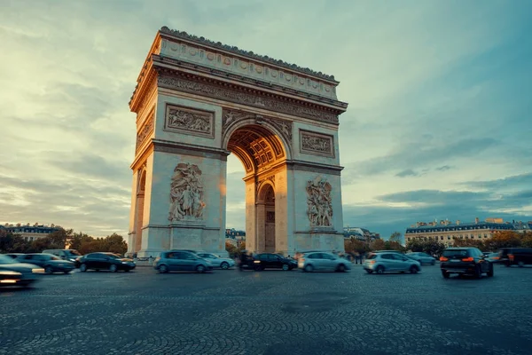Slavné pařížské avenue Champs-Elysées a vítězný oblouk, symbol slávy na jasný slunečný den s oblohou. Kultovní turistické orientační bod a romantické destinace ve Francii. Dlouhá expozice — Stock fotografie