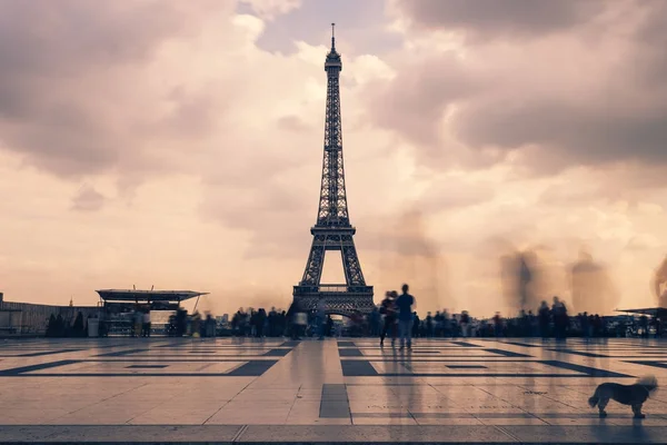 Eiffeltoren, Parijs symbool en iconische mijlpaal in Frankrijk op een bewolkte dag. Bekende toeristische plaatsen en romantische reizen bestemmingen in Europa. Stadsgezicht en toerisme concept. Lange blootstelling. Toned — Stockfoto