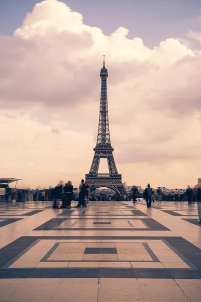 Eiffeltoren, Parijs symbool en iconische mijlpaal in Frankrijk op een bewolkte dag. Bekende toeristische plaatsen en romantische reizen bestemmingen in Europa. Stadsgezicht en toerisme concept. Lange blootstelling. Toned — Stockfoto