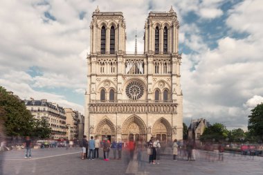 Cephe Notre-Dame de Paris, bulutlu bir günde ünlü antik Katolik Katedrali. Fransa'nın turistik tarihi ve mimari landmark. Din, turizm ve seyahat kavramı.