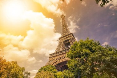 Eyfel Kulesi Tour Eiffel, Paris sembolü ve güneşli bir gökyüzünde güneş ışınları ile Fransa, ikonik Simgesel Yapı. Seyahat Yerler Avrupa'nın ünlü turistik yerler ve romantik. Şehir hayatı ve Turizm kavramı