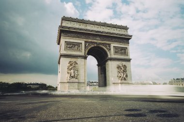 Ünlü zafer takı, zafer ve tarihsel miras sembolü. Paris, Fransa'nın ikonik Simgesel mimari yapı. Charles de Gaulle Meydanı. Şehir trafik, turizm ve seyahat kavramı. Uzun pozlama.