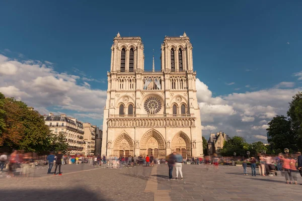 Cephe Notre-Dame de Paris, bulutlu bir günde ünlü antik Katolik Katedrali. Fransa'nın turistik tarihi ve mimari landmark. Din, turizm ve seyahat kavramı.