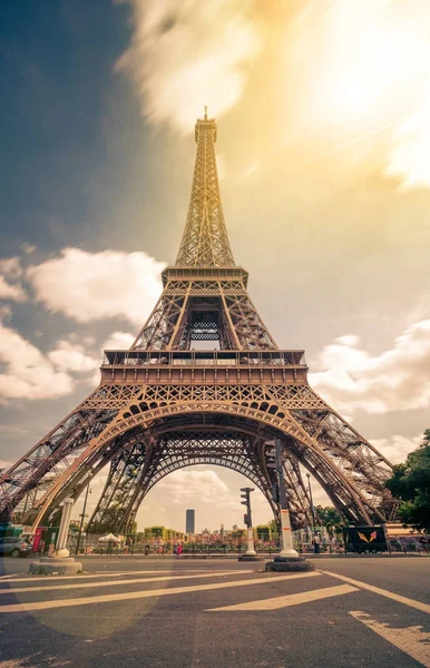 Tour Eiffel, symbole de Paris et monument emblématique en France, par une journée ensoleillée avec des rayons de soleil dans le ciel. Lieux touristiques célèbres et destinations touristiques romantiques en Europe. Vie urbaine et concept touristique — Photo