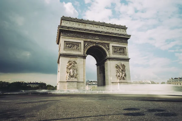 Célèbre Arc de Triomphe, symbole de la gloire et du patrimoine historique. Monument architectural emblématique de Paris, France. Place Charles de Gaulle. Trafic urbain, tourisme et concept de voyage. Longue exposition . — Photo