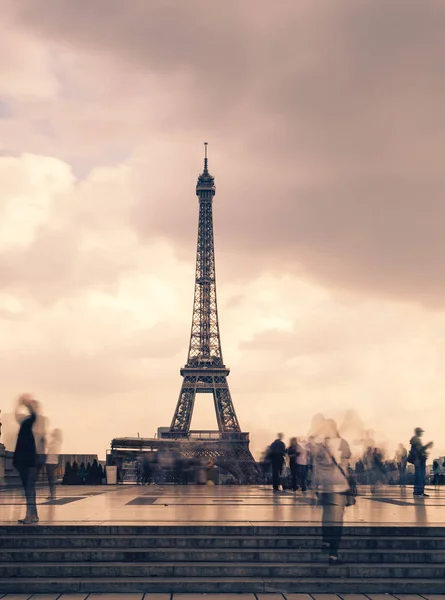 Eiffelturm, Symbol von Paris und Wahrzeichen Frankreichs, an einem bewölkten Tag. berühmte touristische orte und romantische reiseziele in europa. Stadtbild und Tourismuskonzept. Langzeitbelichtung. gemildert — Stockfoto