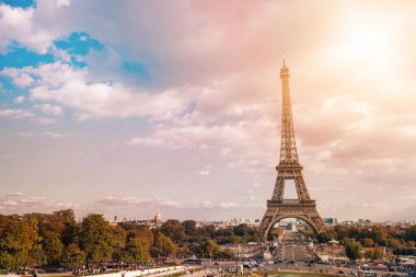 Eyfel Kulesi Tour Eiffel, Paris sembolü ve güneşli bir gökyüzünde güneş ışınları ile Fransa, ikonik Simgesel Yapı. Seyahat Yerler Avrupa'nın ünlü turistik yerler ve romantik. Şehir hayatı ve Turizm kavramı