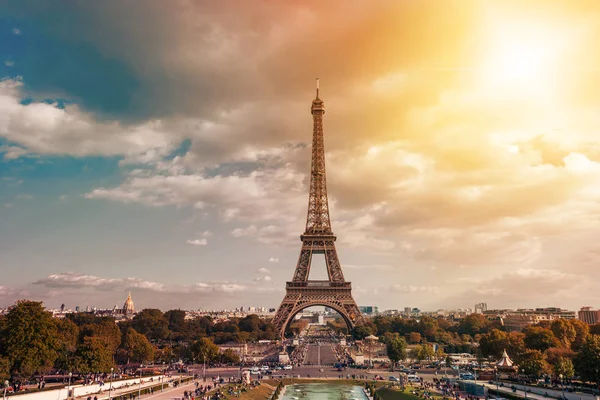 Wieża Eiffla, symbol Paryża i słynnym wieżowcu we Francji, w słoneczny dzień z promienie słońca na niebie. Znanych miejsc turystycznych i romantycznych podróży w Europie. Koncepcja życia i turystyki miasta — Zdjęcie stockowe