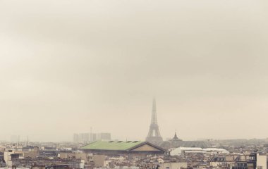 Paris manzarası ile çatıları ve sisli bir günde Eyfel Kulesi. Paris sembolü ve ikonik Simgesel Yapı. Seyahat Yerler Avrupa'nın ünlü turistik yerler ve romantik. Turizm kavramı
