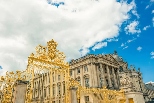 Castelo de Versalhes. França. Vista do portão dourado para o palácio. Real. — Fotografia de Stock